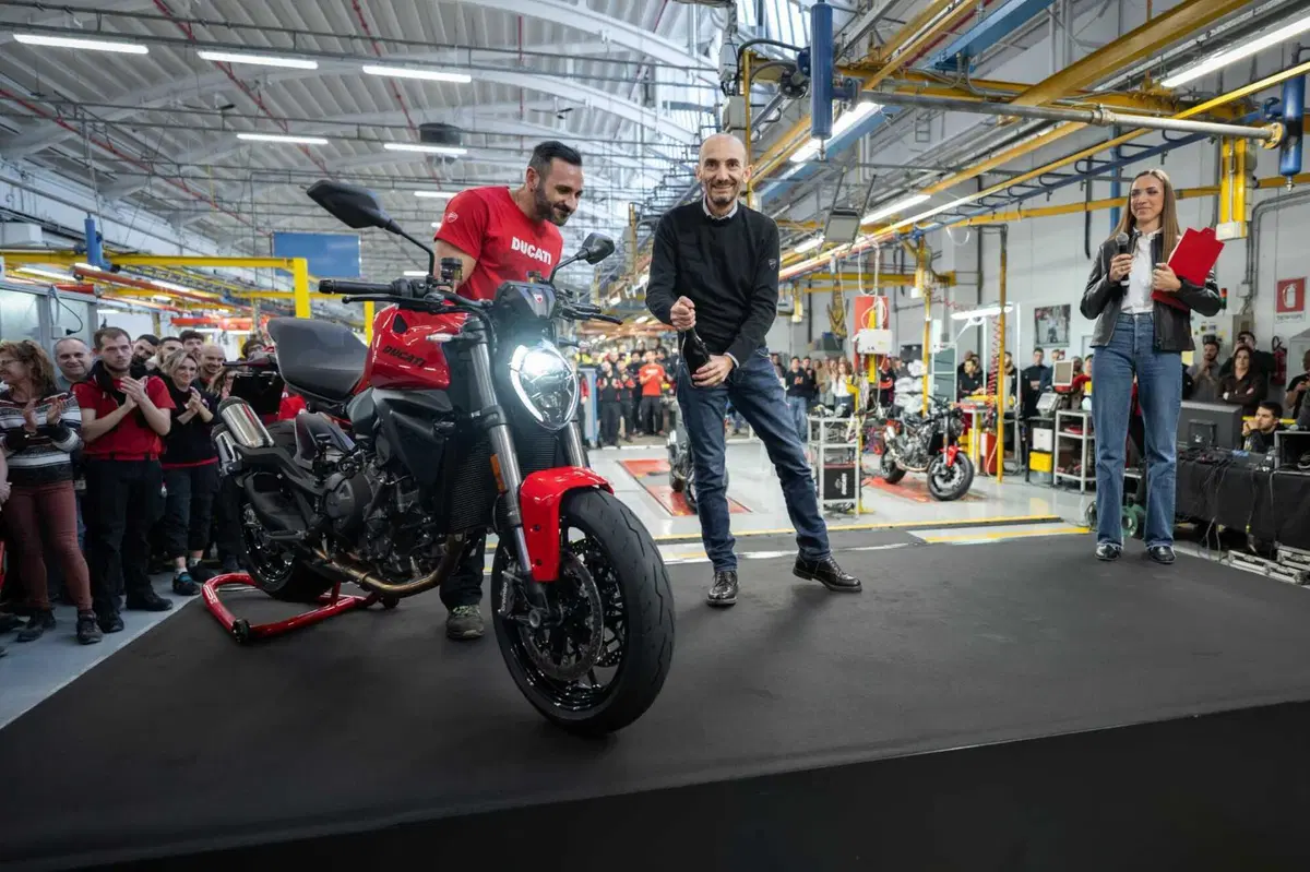 Esce dalla linea di produzione la prima Ducati Monster di quinta generazione (3)