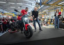 Scende dalla linea di produzione la prima Ducati Monster di quinta generazione