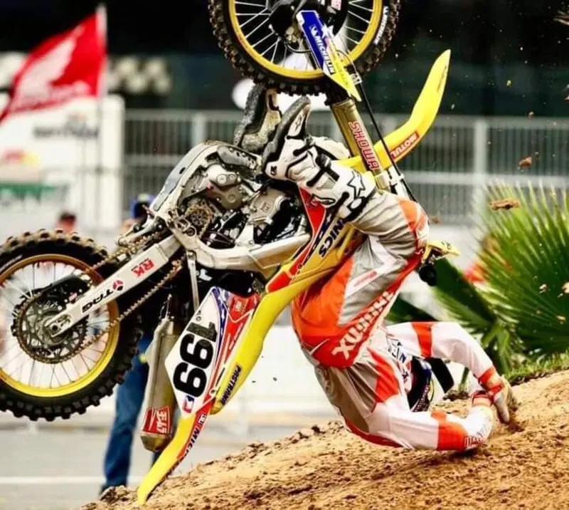 Qui il tentativo "finito male" del backflip provato ad eseguire sul Finish Line di Daytona 2006 durante una gara di Supercross