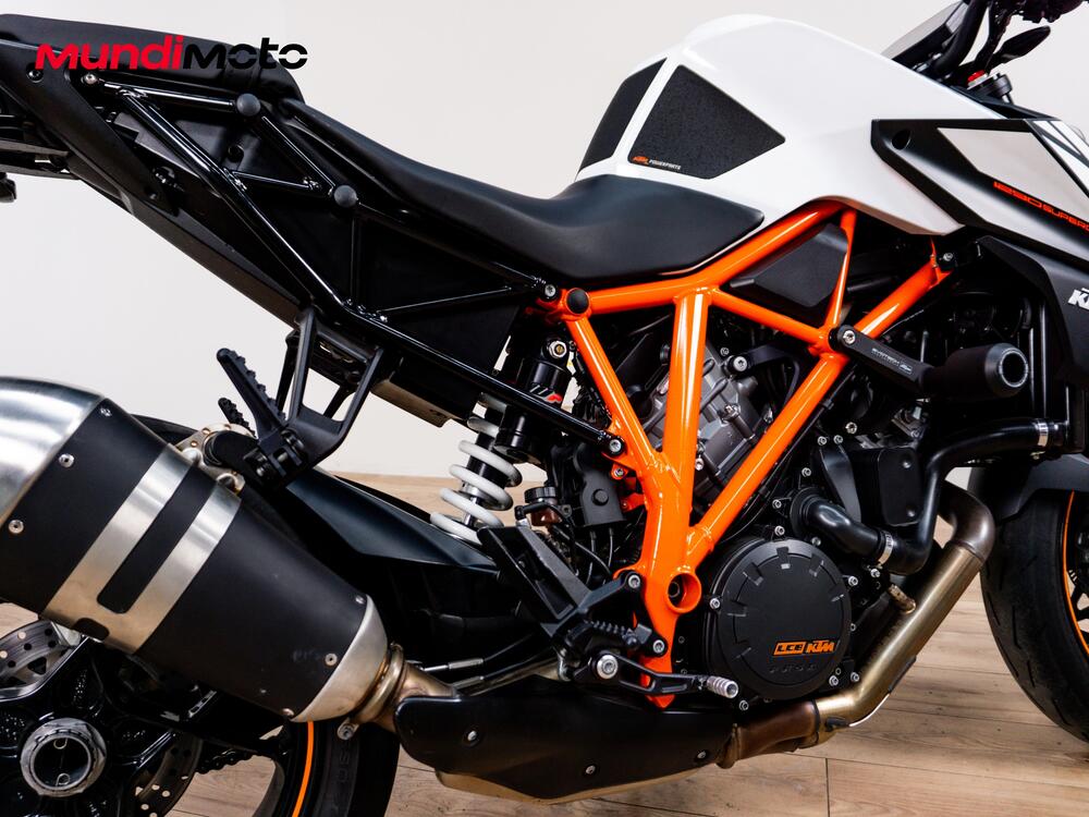 KTM 1290 Super Duke R (2020) (3)