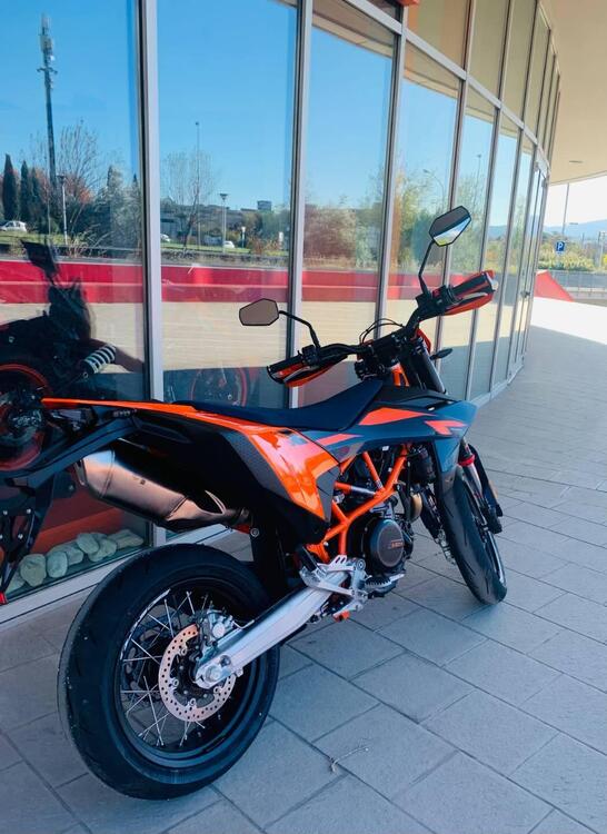 KTM 690 SMC R (2026) (2)