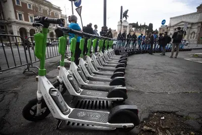 Roma, monopattini elettrici ed e-bike: l'Antitrust indaga su tre societ&agrave; di noleggio