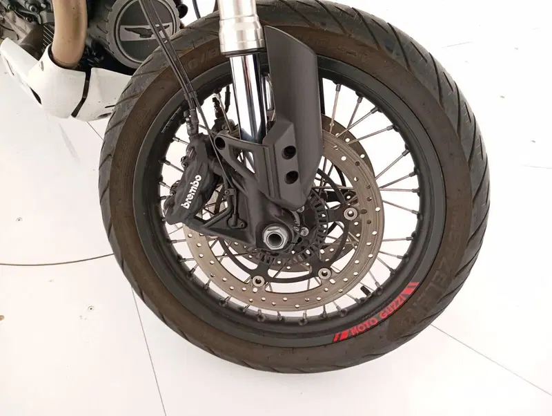 Moto Guzzi V85 TT Centenario (2021 - 22) (9)