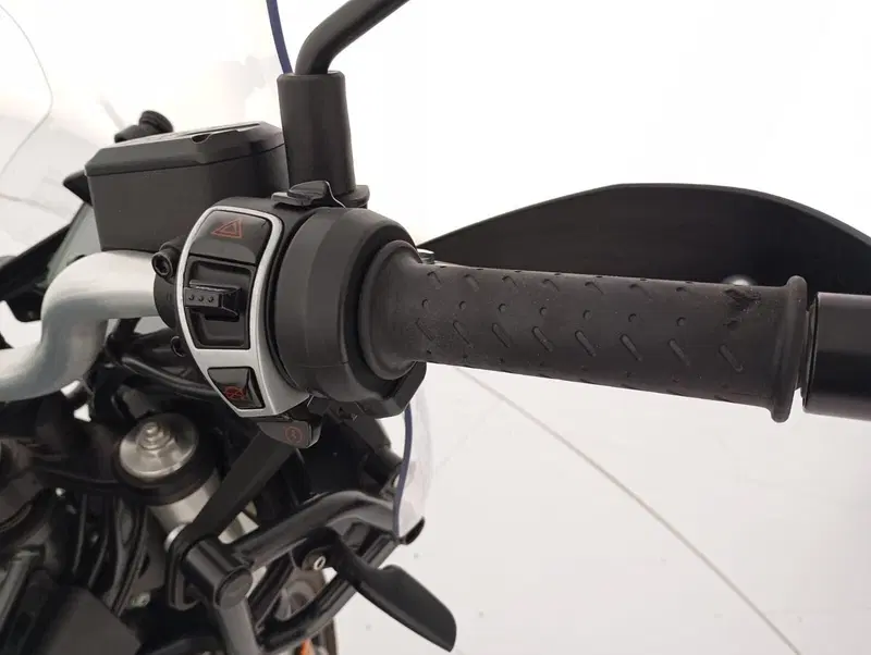 Moto Guzzi V85 TT Centenario (2021 - 22) (11)