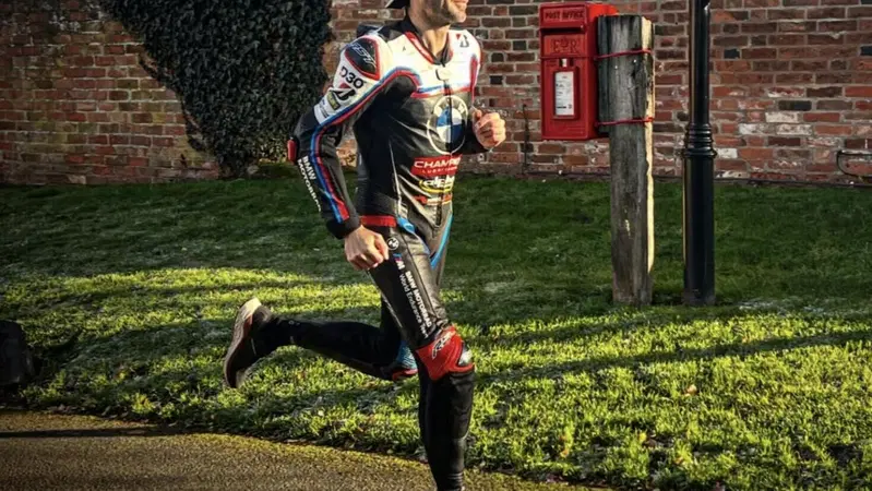 Sylvain Guintoli in tuta di pelle alla Maratona di Londra