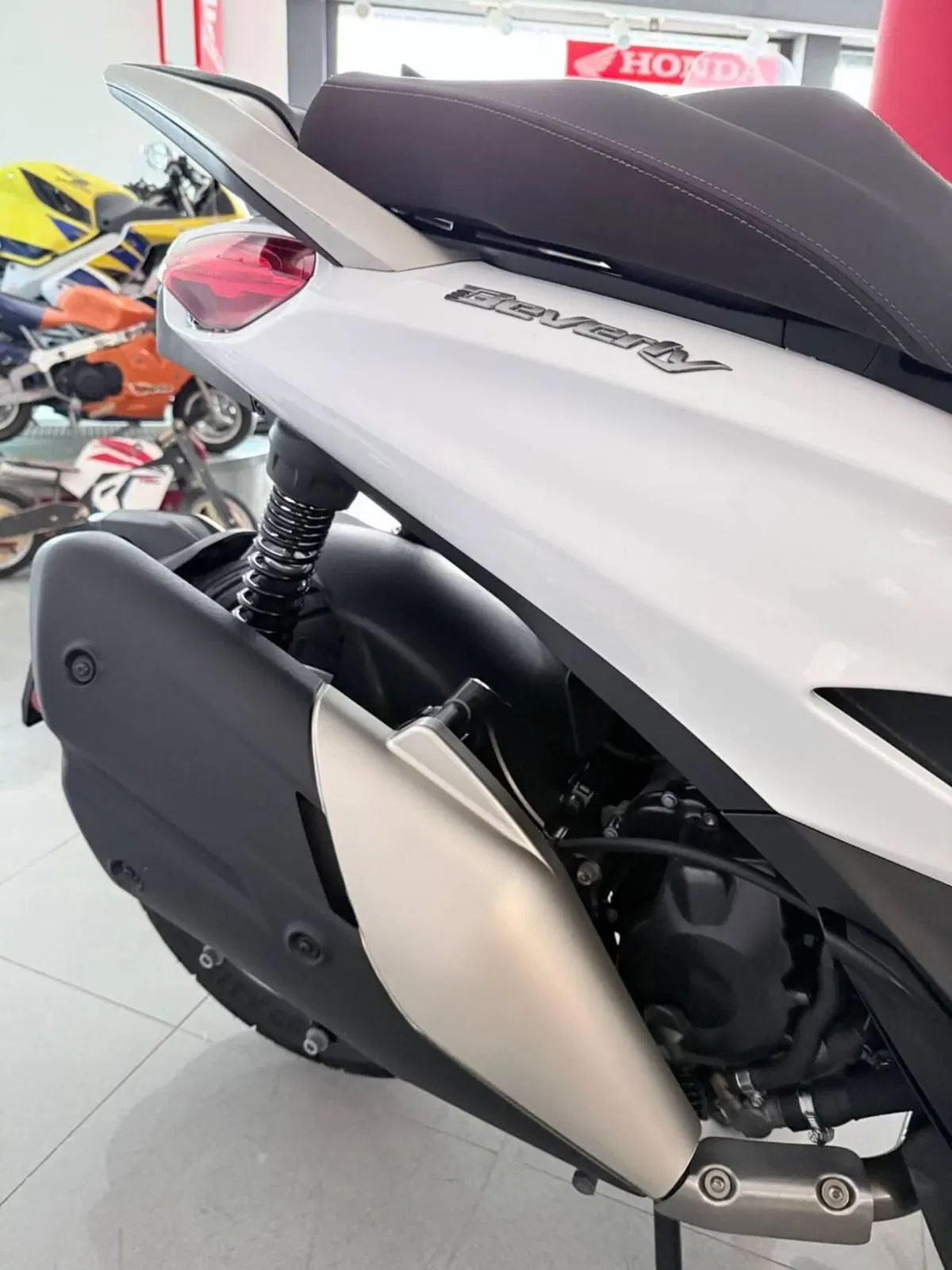 Piaggio Beverly 400 ABS-ASR (2021 - 24) (6)