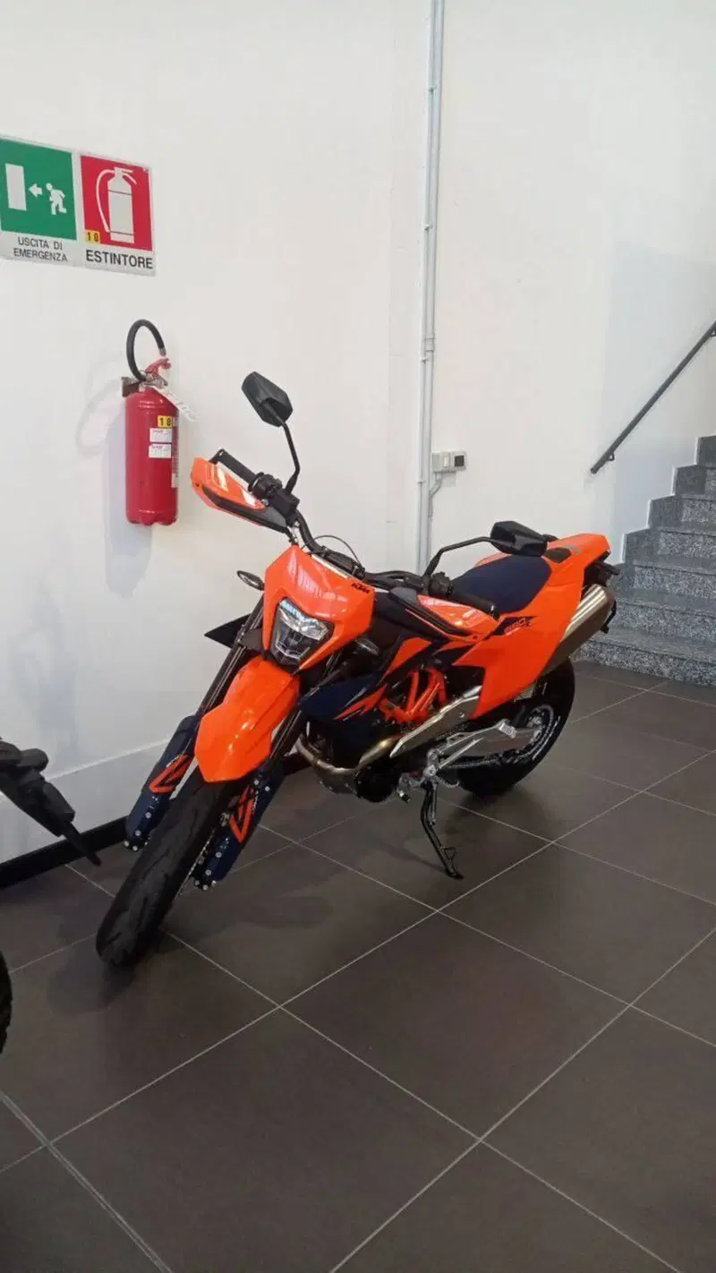 KTM 690 SMC R (2026) (5)