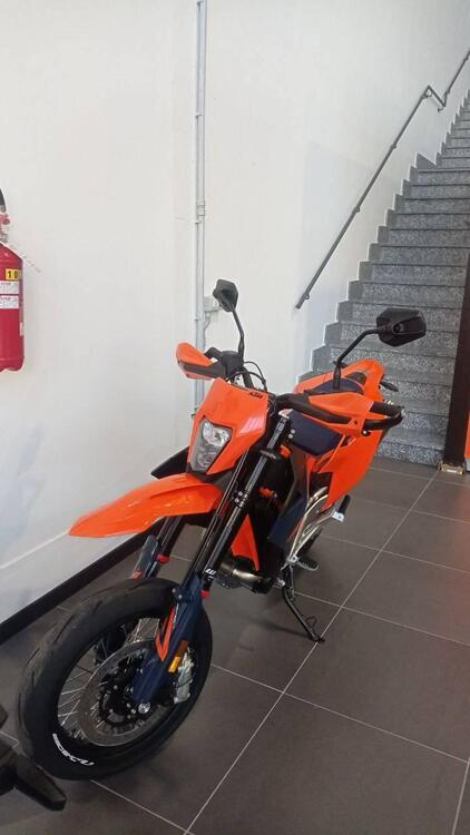 KTM 690 SMC R (2026) (2)