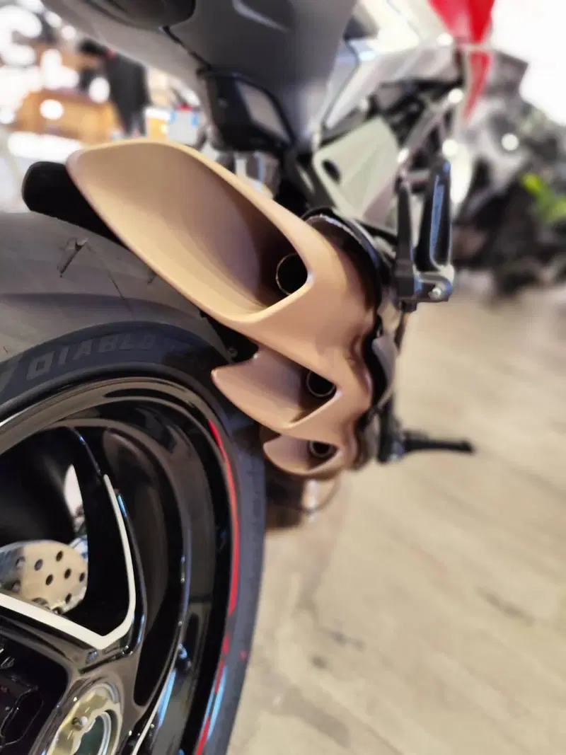 MV Agusta Brutale 801 RR Ottantesimo (2025 - 26) (8)