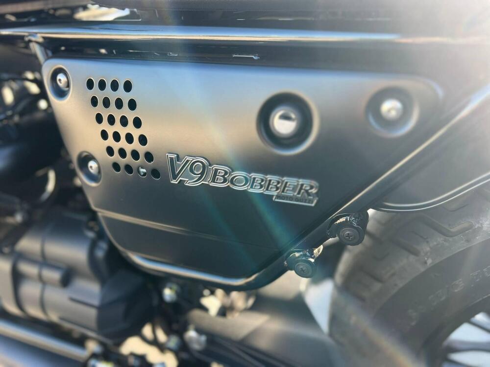 Moto Guzzi V9 Bobber (2021 - 25) (4)