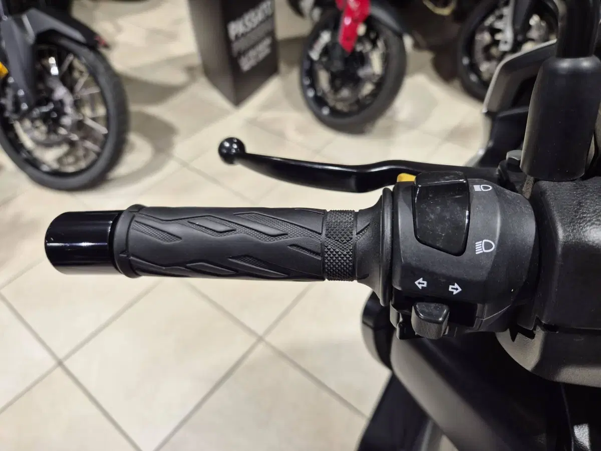 Suzuki Burgman 400 (2022 - 24) (9)