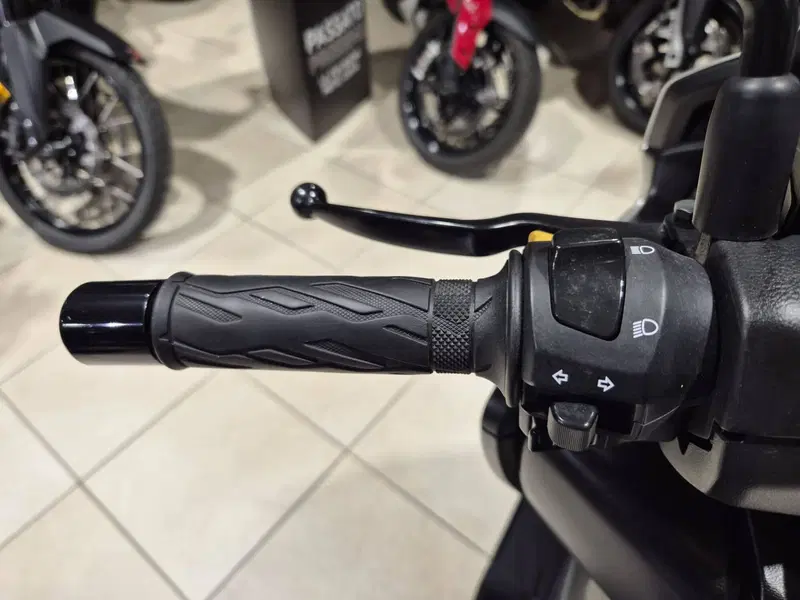Suzuki Burgman 400 (2022 - 24) (9)