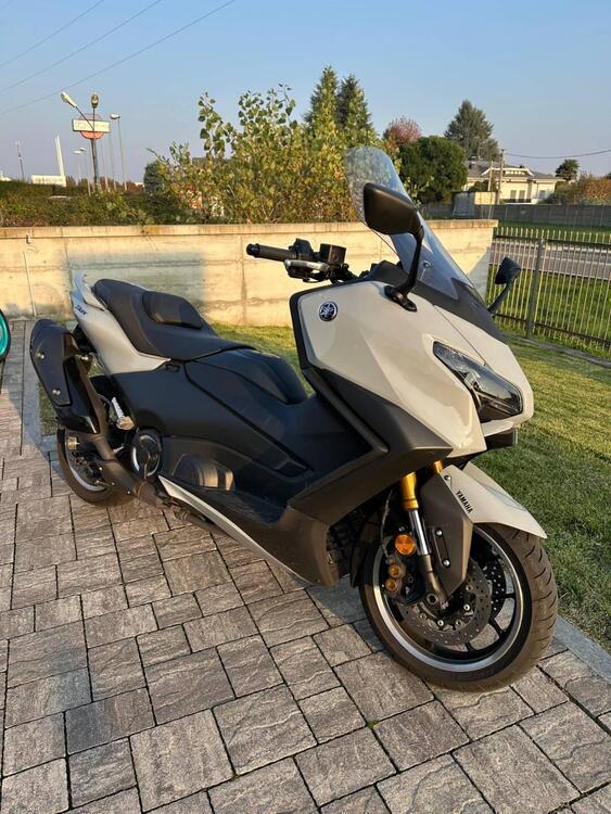 Yamaha T-Max 560 Tech Max (2025) (2)