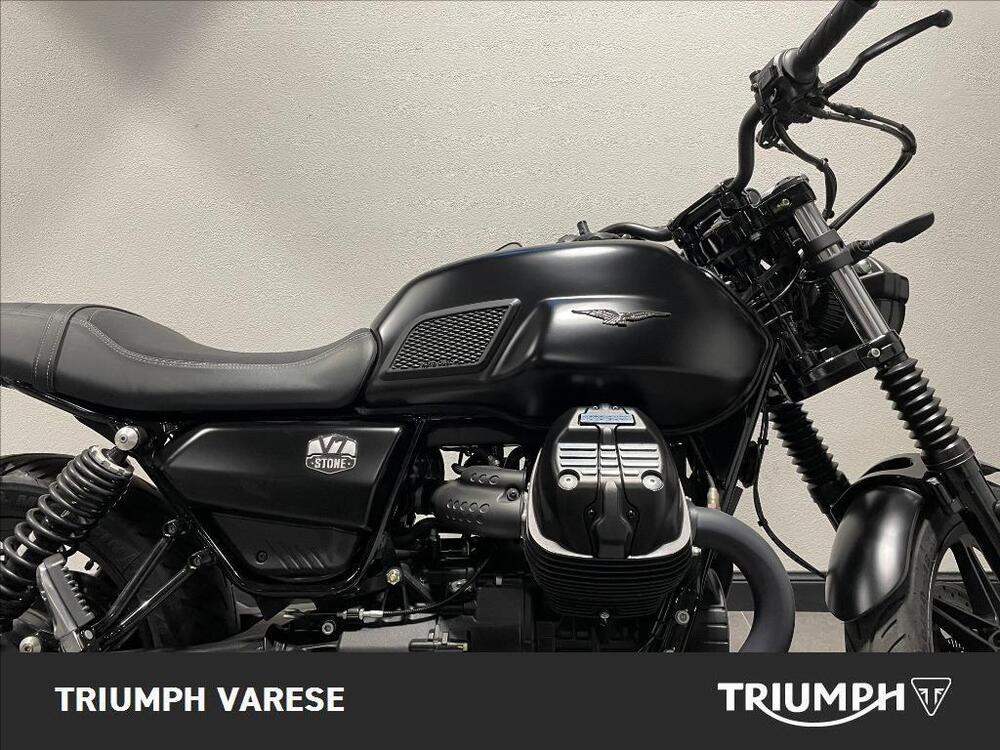 Moto Guzzi V7 III Stone (2017 - 20) (4)