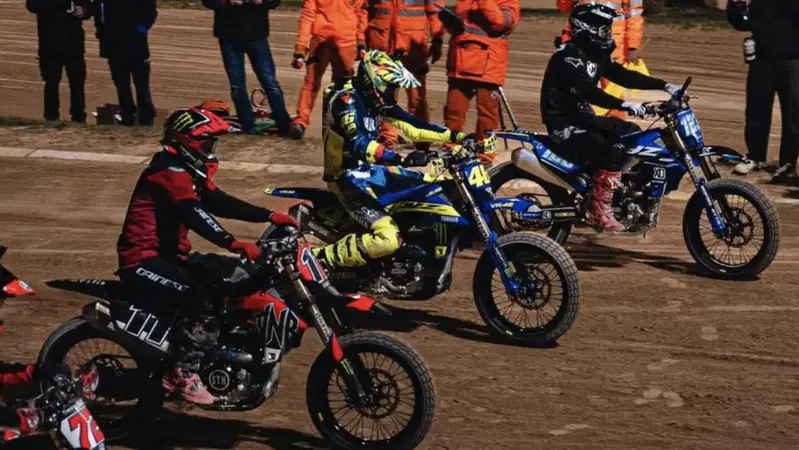 Pecco Bagnaia e Augusto Fernandez vincono La 100 km dei Campioni. Subito fuori Valentino Rossi