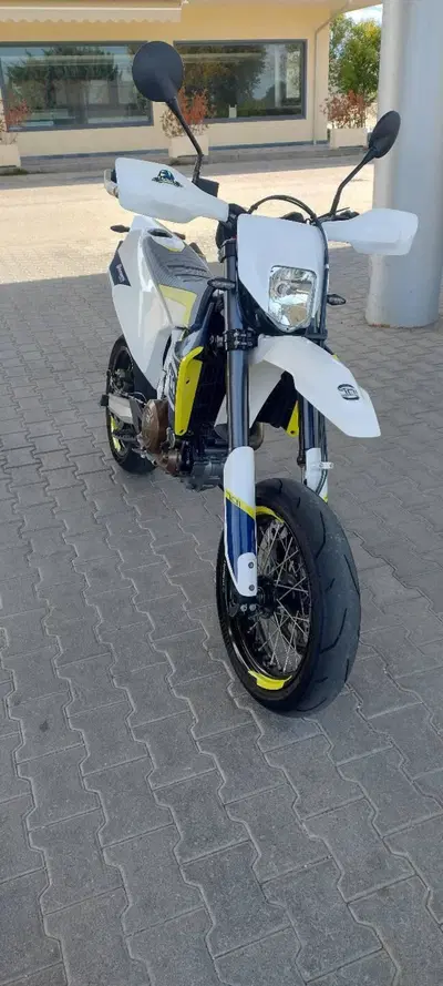 Husqvarna 701 Supermoto (2016) usata
