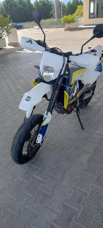 Husqvarna 701 Supermoto (2016) (2)