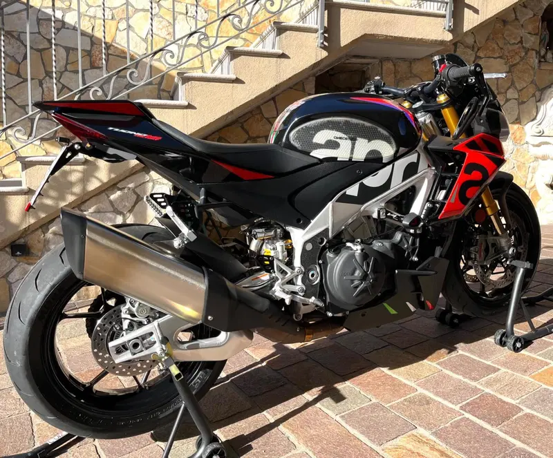 Aprilia Tuono V4 Factory (2021 - 24) (2)