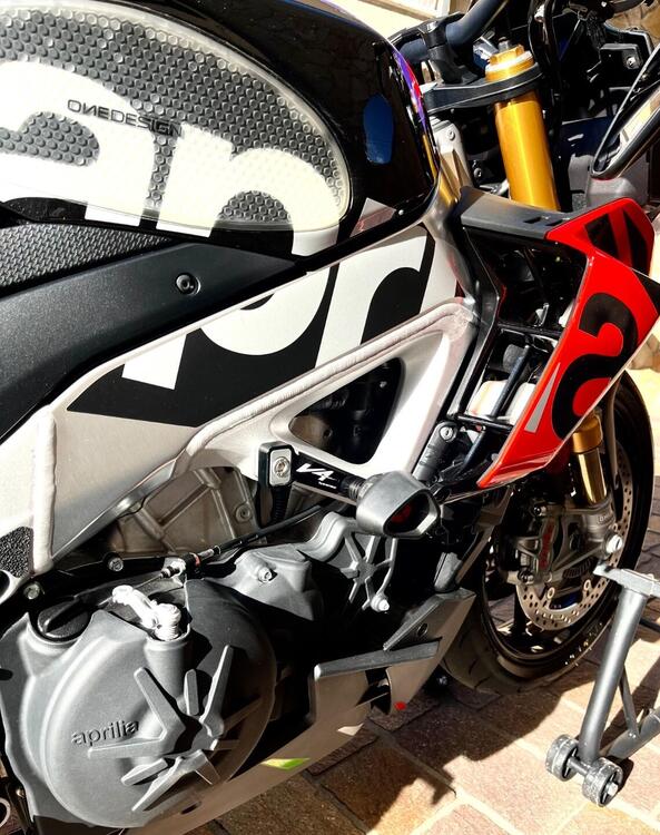 Aprilia Tuono V4 Factory (2021 - 24) (4)