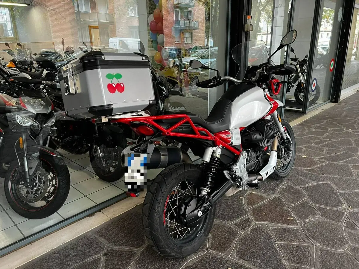 Moto Guzzi V85 TT Evocative Graphics (2019 - 20) (3)