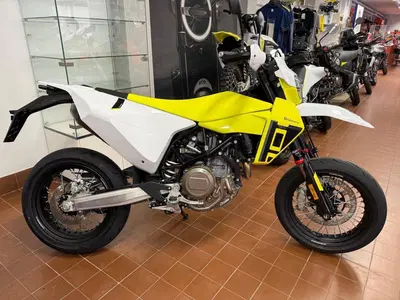 Husqvarna 701 Supermoto (2026) nuova
