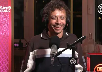 MotoGP 2025. Valentino Rossi conferma: A breve una serie tv sul sottoscritto, siamo messi bene [VIDEO]