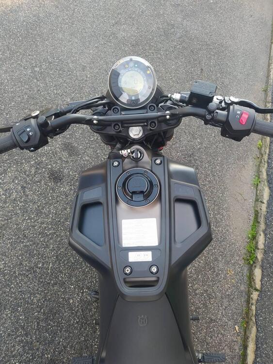 Husqvarna Svartpilen 125 (2024 - 25) (3)