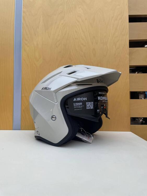 KOMBAKT GREY GLOSS Airoh (2)