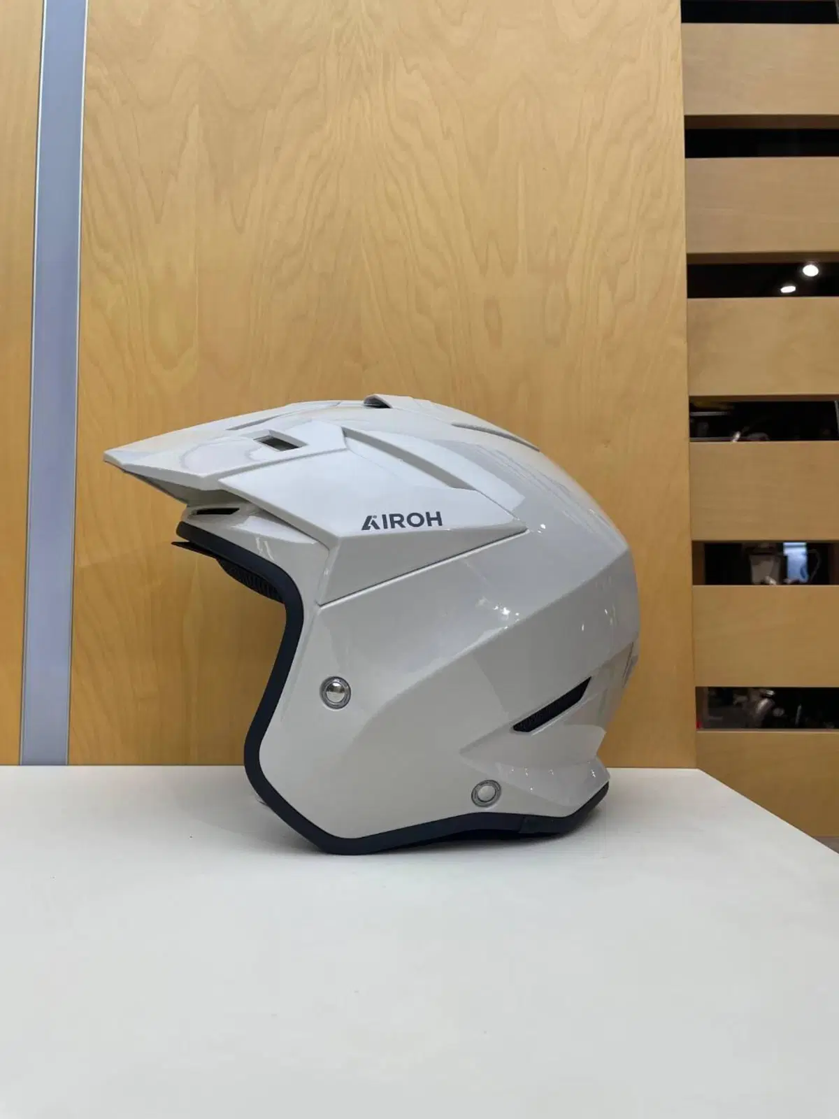 KOMBAKT GREY GLOSS Airoh (3)