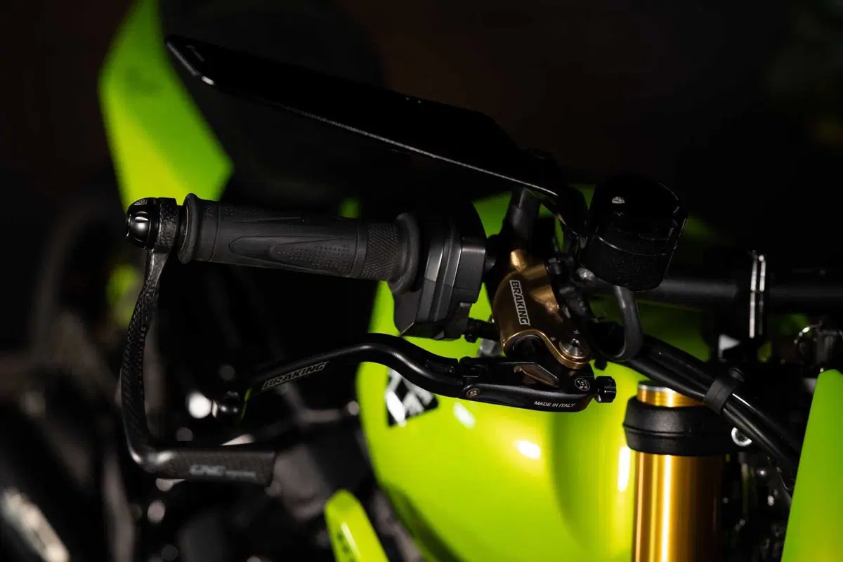 Triumph Italia mette all’asta la Viper 400 per sostenere Save the Children (4)