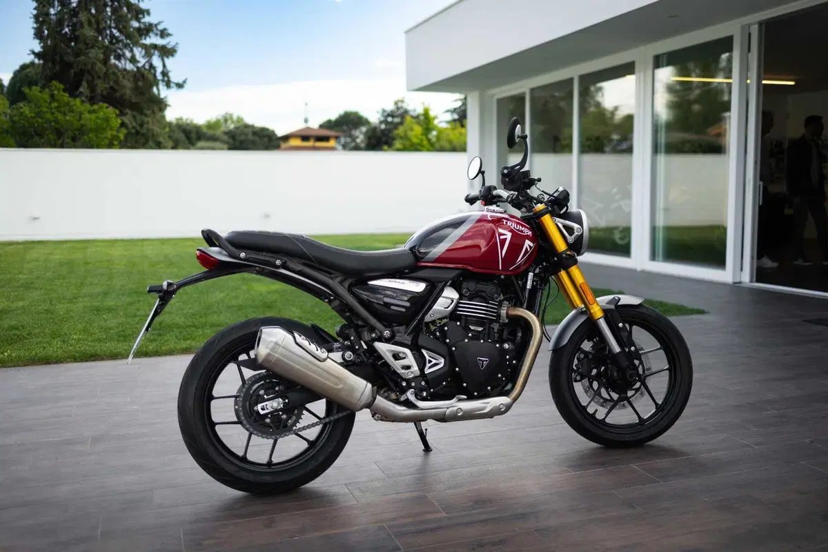 Triumph Italia mette all’asta la Viper 400 per sostenere Save the Children (12)