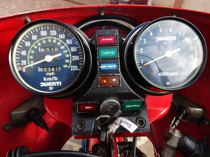 Ducati 900 MHR  Mike Hailwood Replica (17)