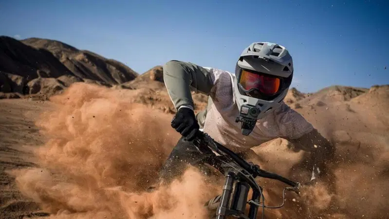 Osmo Action 6, la prima action cam di DJI ad apertura variabile