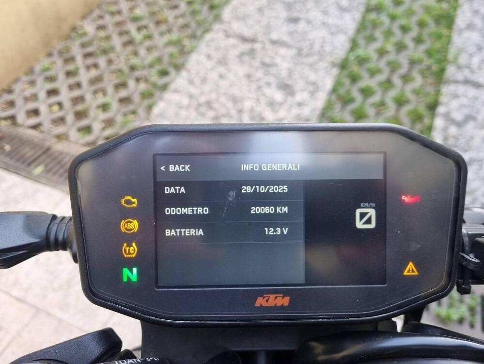 KTM 890 Duke R (2021) (5)