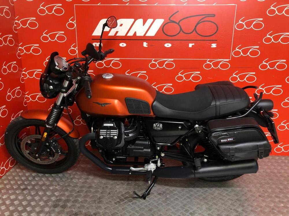 Moto Guzzi V7 Stone (2021 - 24) (3)