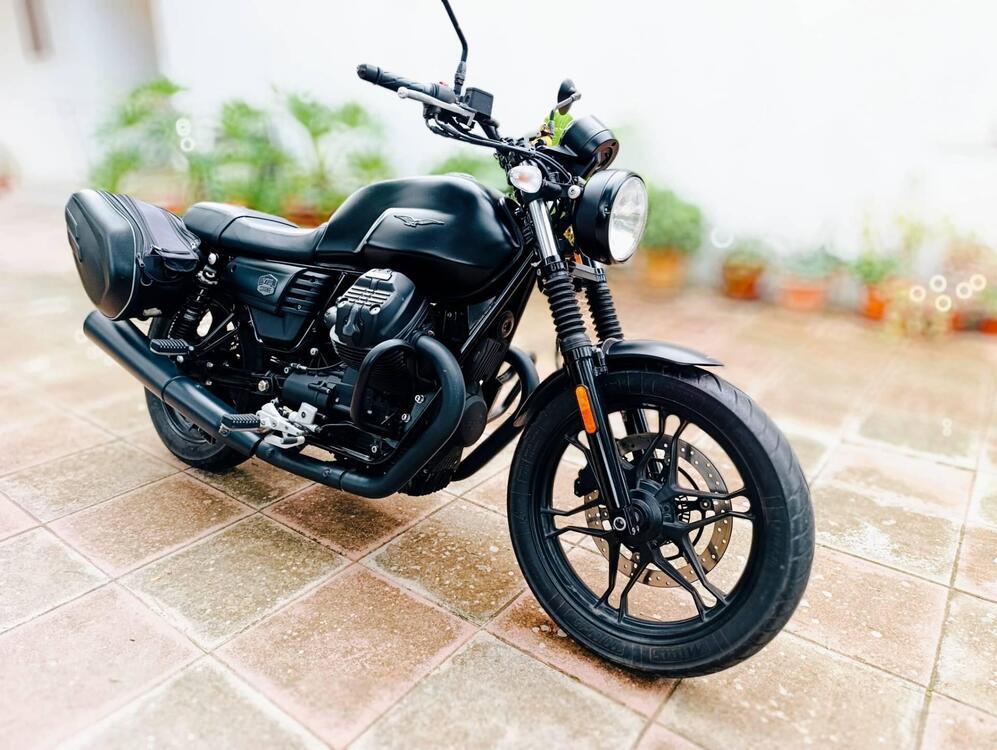 Moto Guzzi V7 III Stone (2017 - 20) (2)