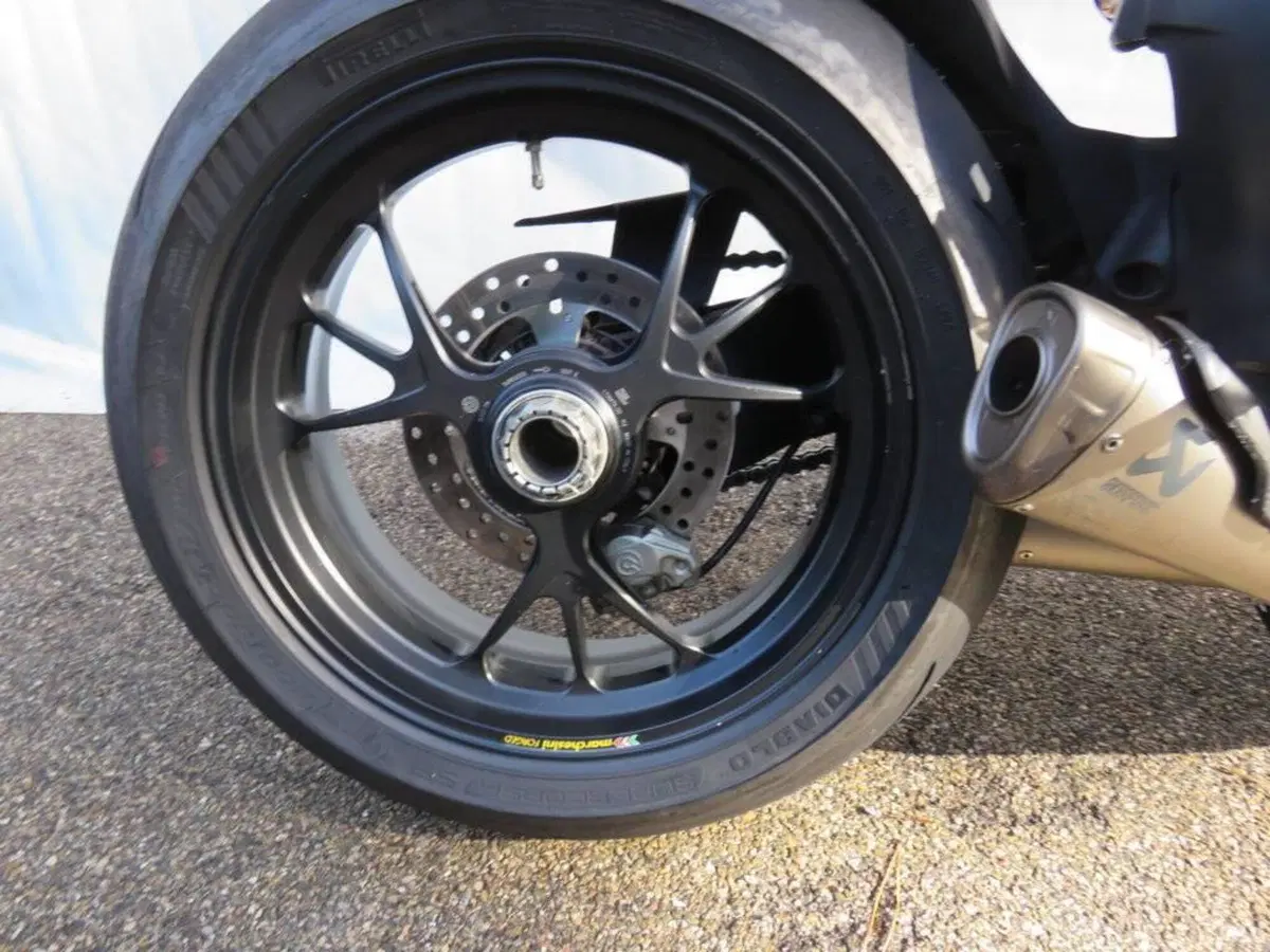 Ducati Panigale V4 S 1100 (2021) (9)