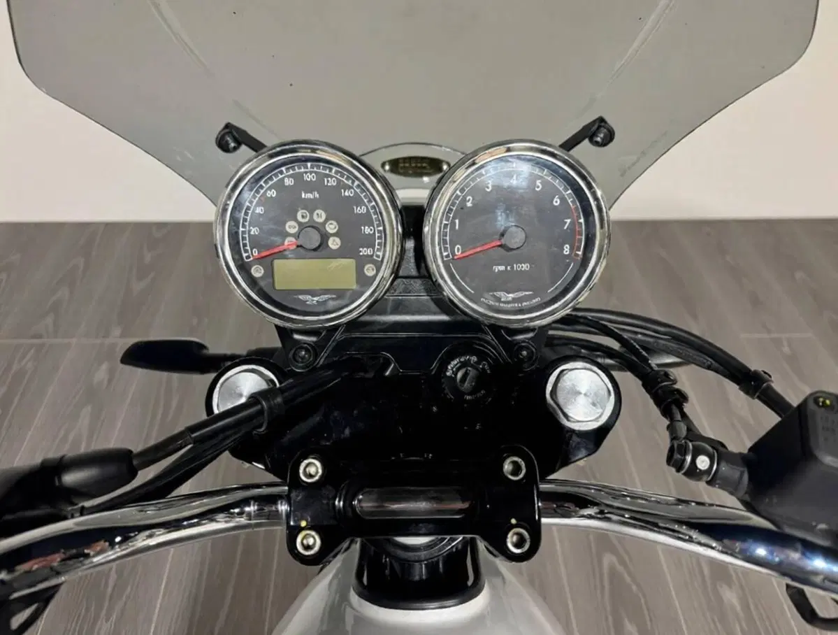 Moto Guzzi V7 Special (2021 - 24) (8)