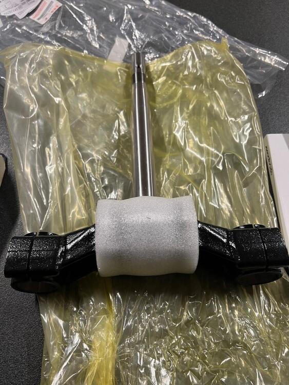 Suzuki Burgman 400 piastra inferiore (2)