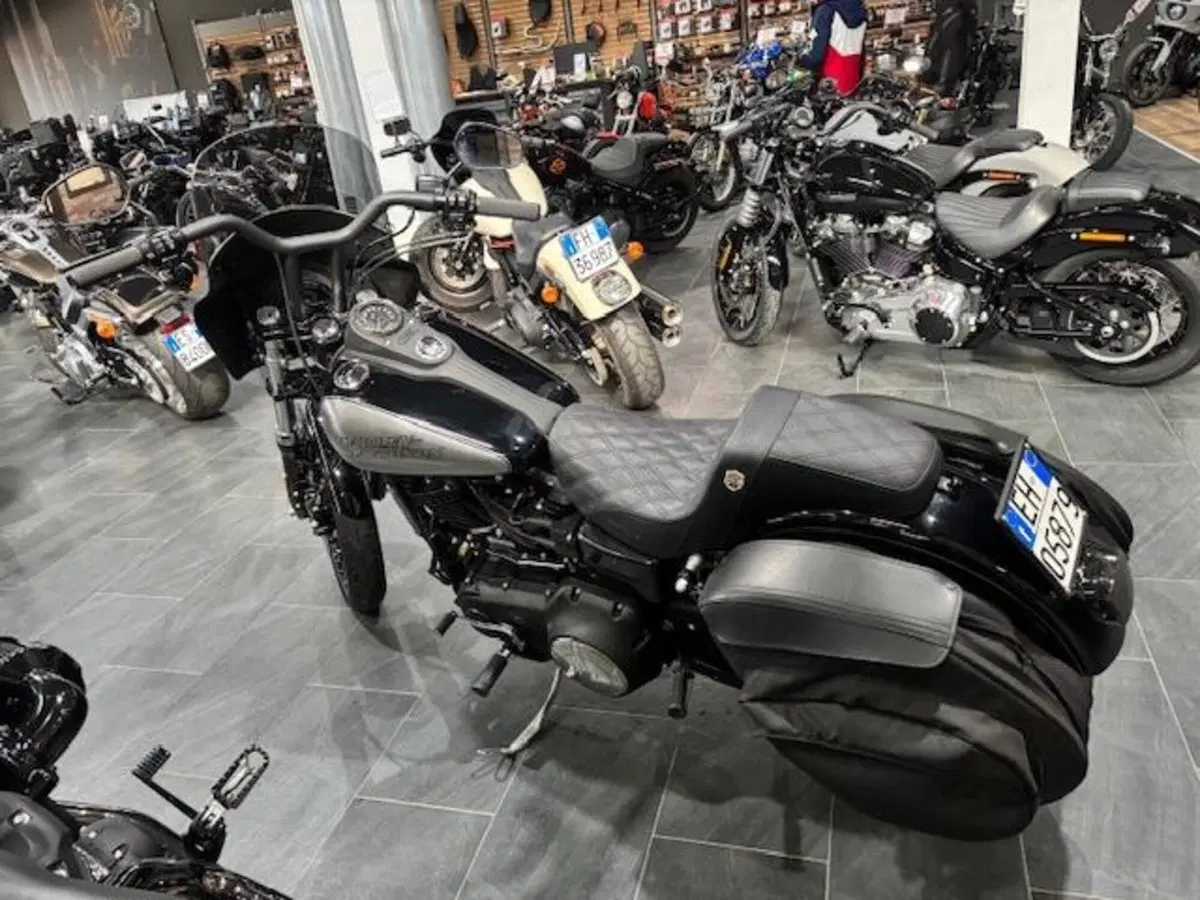 Harley-Davidson 1690 Street Bob (2017) - FXDB (3)