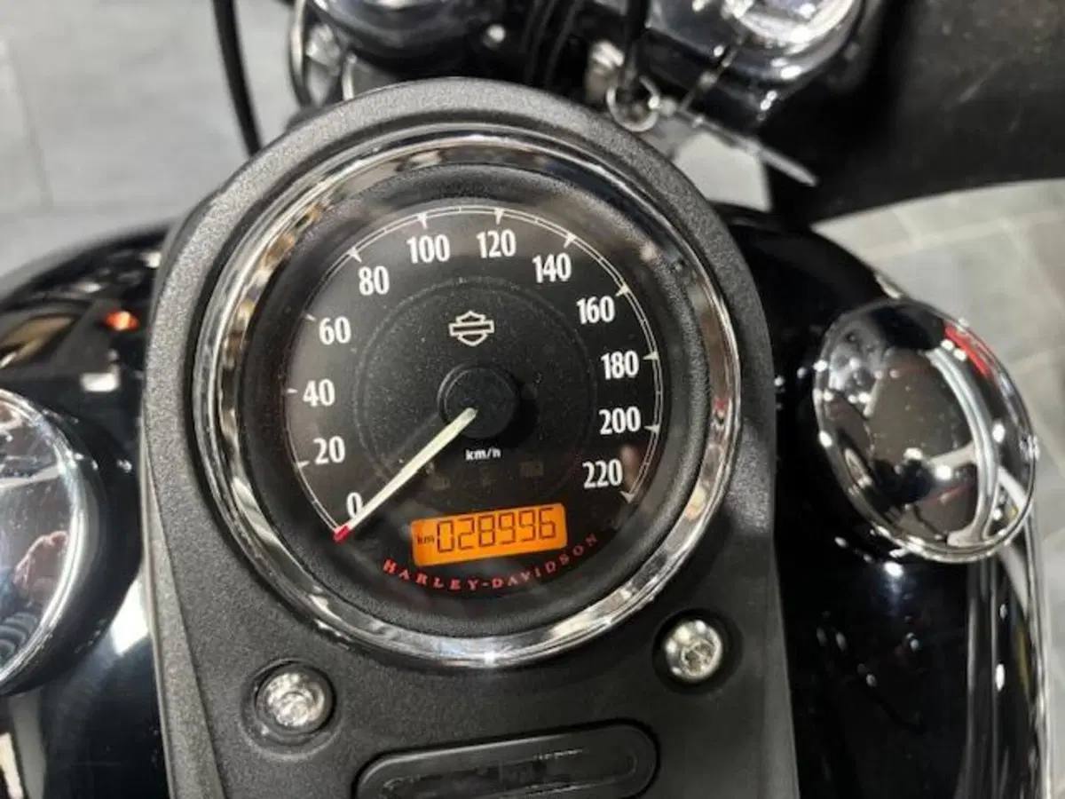Harley-Davidson 1690 Street Bob (2017) - FXDB (5)