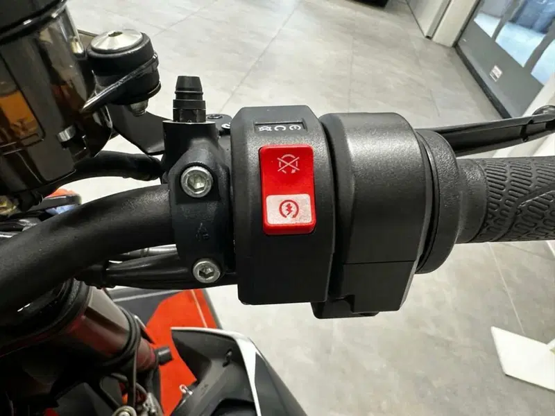 KTM 890 Duke R (2020) (9)