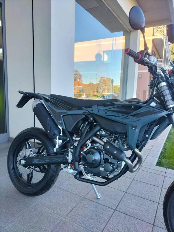 Betamotor RR 125 4T Motard T - X Special Edition (2025) (2)