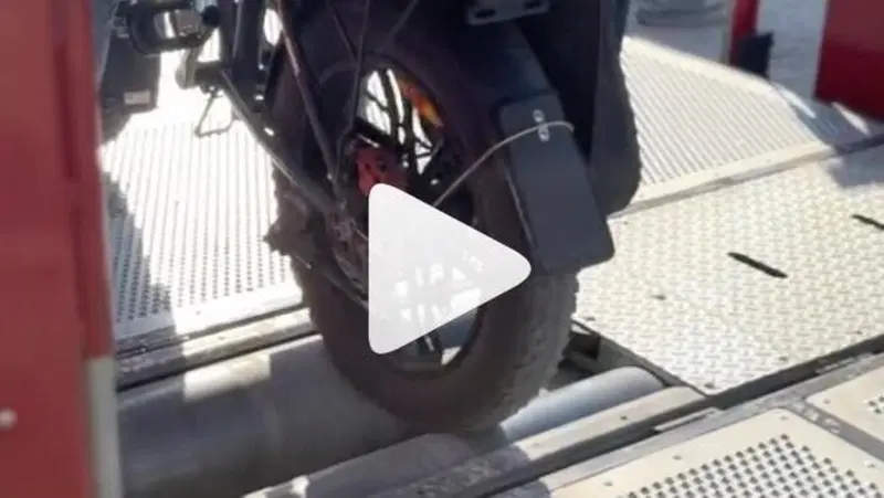 E-bike "truccate" nel mirino della Polizia, scatta la retata [VIDEO]