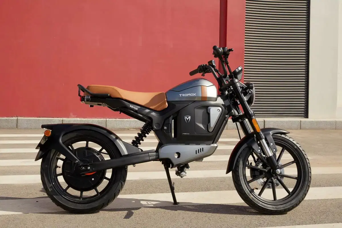 Tromox M05: la piccola elettrica cinese che si spaccia per caf&eacute; racer (ma non lo &egrave;)