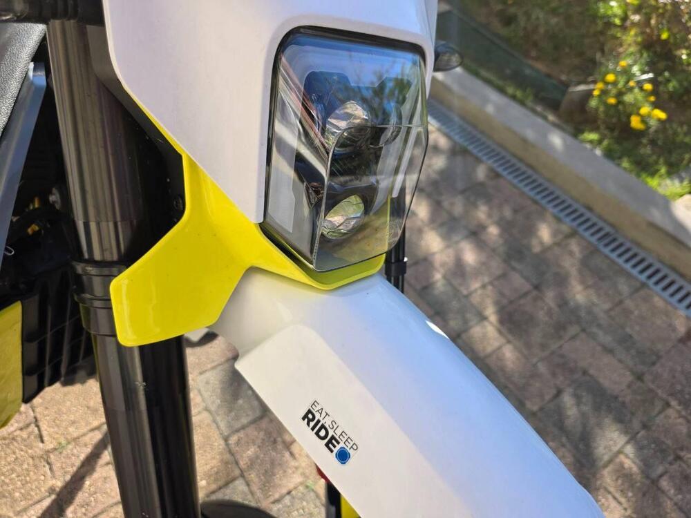 Husqvarna 701 Supermoto (2022) (3)