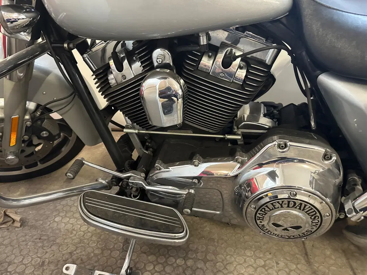 Harley-Davidson 1690 Street Glide (2011 - 13) - FLHX (8)