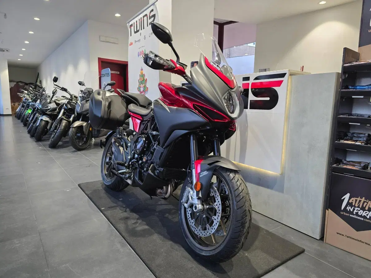 MV Agusta Turismo Veloce 800 Lusso SCS (2021 - 26) (2)