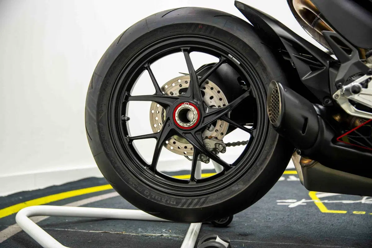 Ducati Panigale V2 Superquadro Final Edition (2024) (19)