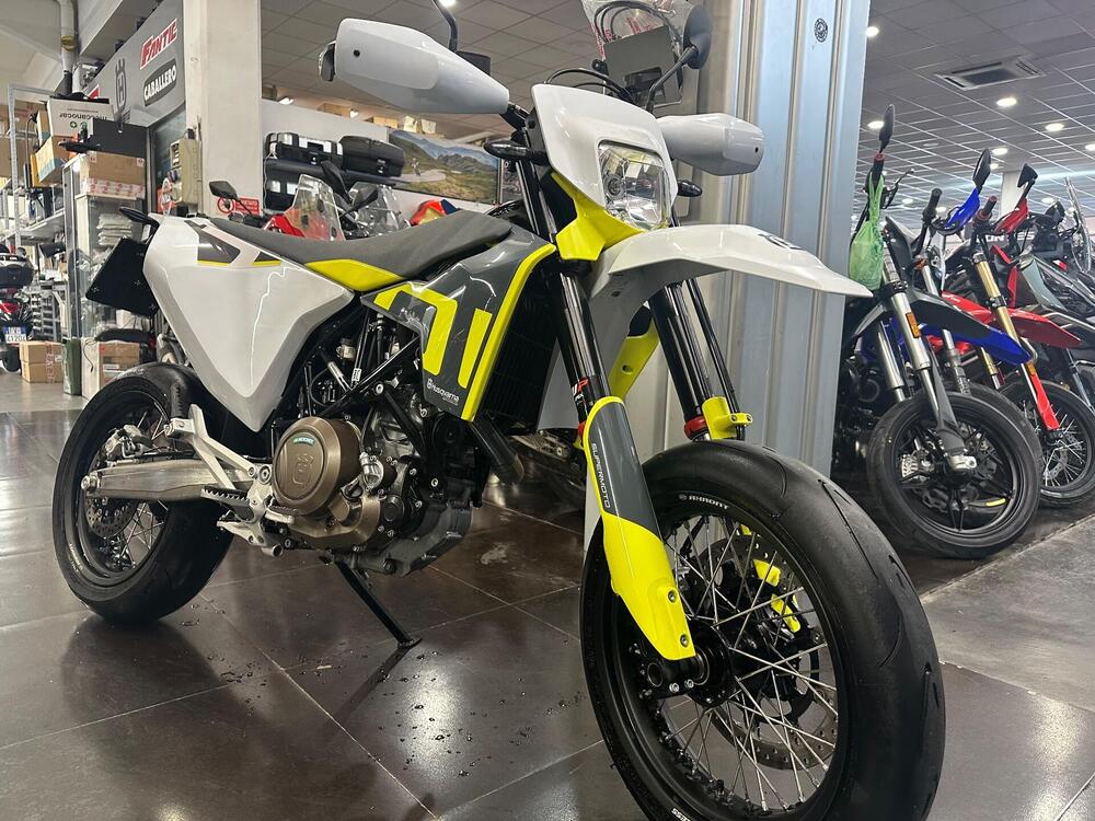 Husqvarna 701 Supermoto (2022) (2)
